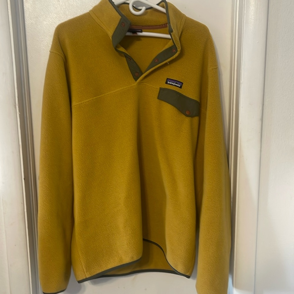 Mens Patagonia LIGHTWEIGHT Synchilla SNAP-T  size Large, CABIN GOLD.